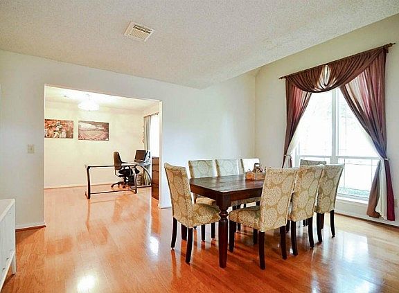 5th image of 502 Earls Court Dr