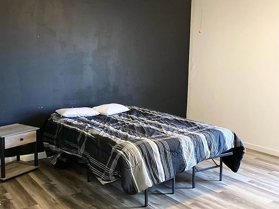 5th image of 403 Rosewood St