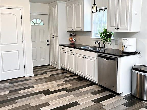 3rd image of 1086 Flagon Rd
