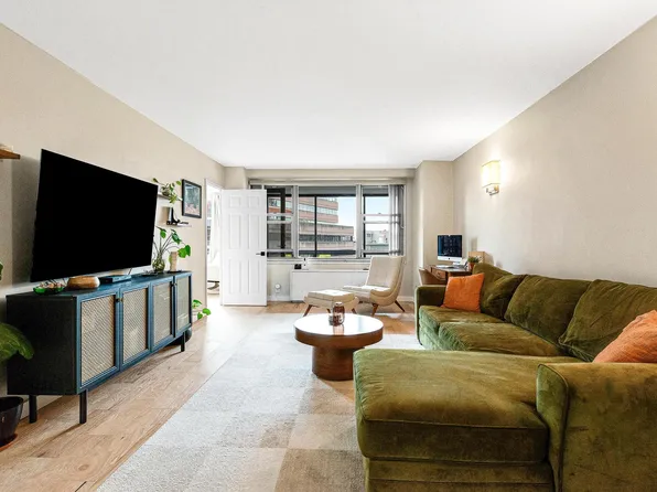 70-25 Yellowstone Boulevard image 4 of 34