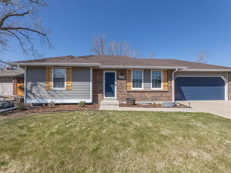 9237 W Maryland Pl — Photo 1