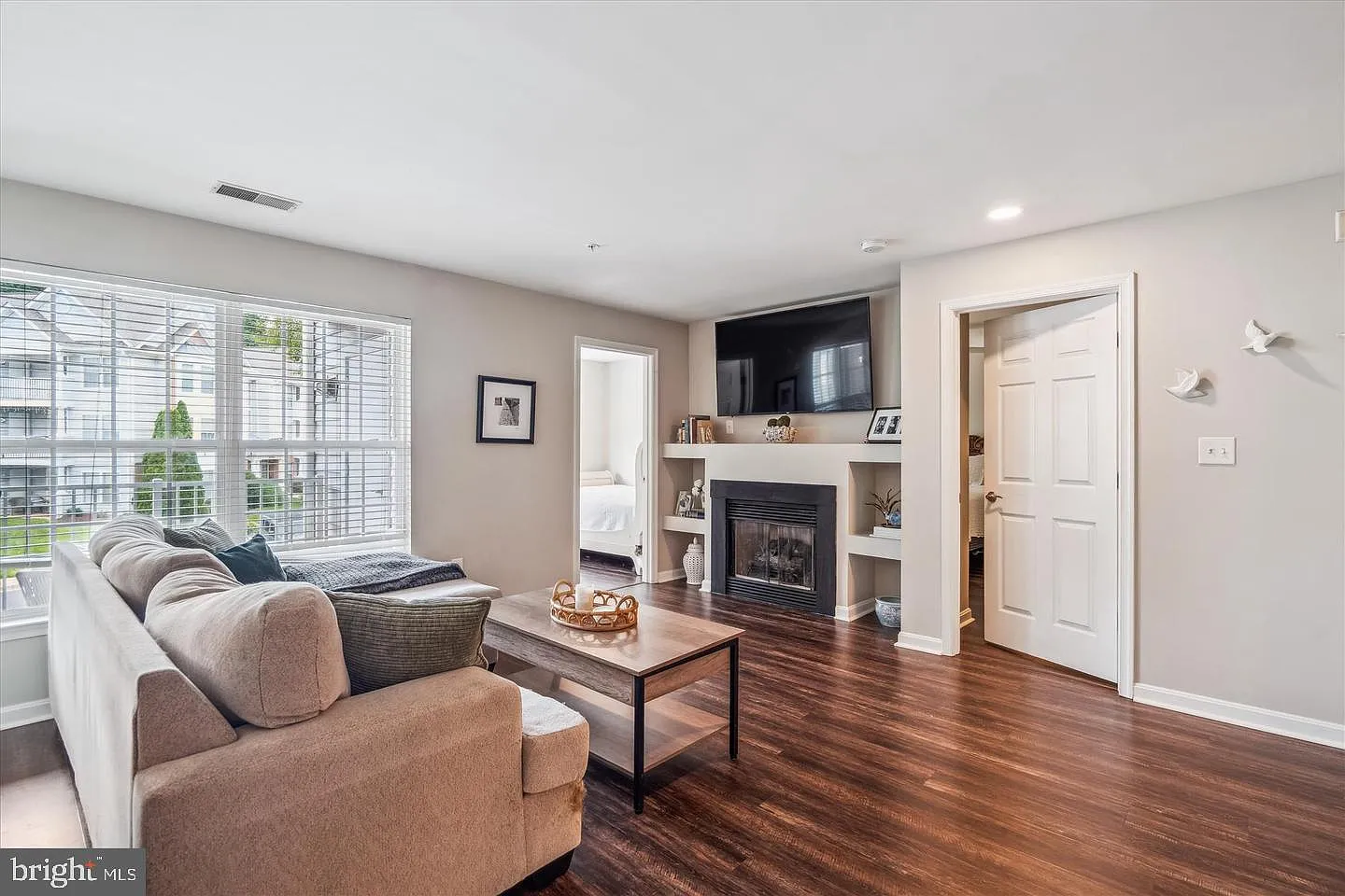 2 bed, 1.5 bath, 1007 sqft, $2,550 — Photo 3