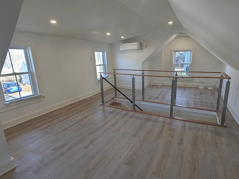 Second floor for large bedroom or bedroom / office