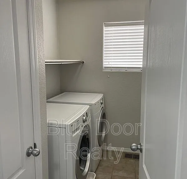 1813 Cortina Loop SE — Photo 10