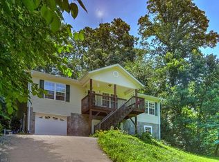 26 Lucky Gap Ln, Weaverville, NC 28787