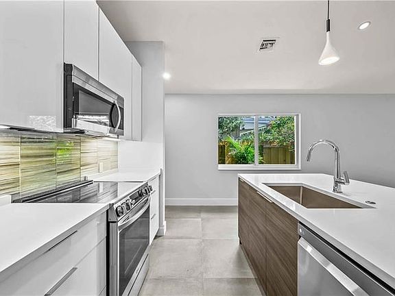 3rd image of 828 NE 17th Way #2