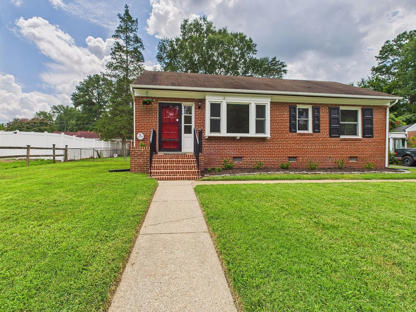 3 bed, 1.0 bath, 936 sqft, $2,050 — Photo 1