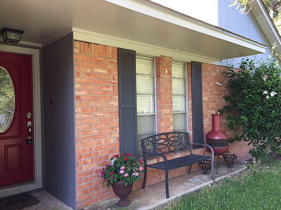 2nd image of 410 N Yaupon St