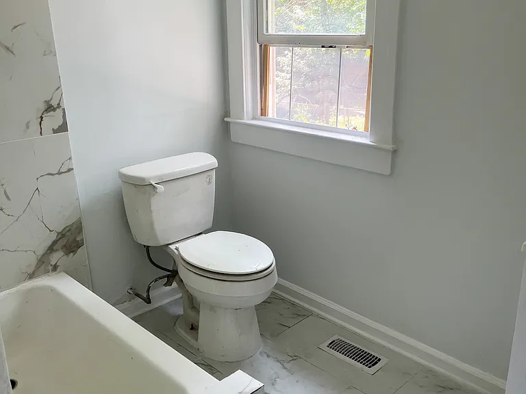 251 Maple Ave #D — Photo 3