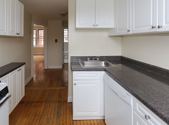 4th image of 560 W Aldine Ave APT 2N