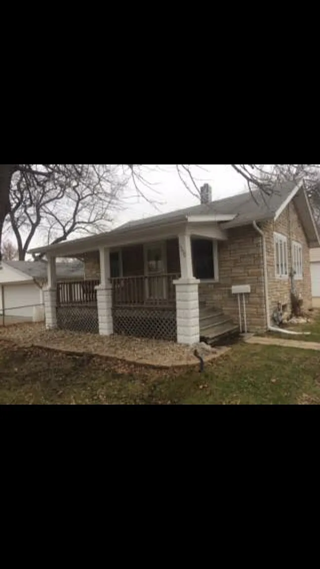 1300 N Woodlawn Ave photo 1