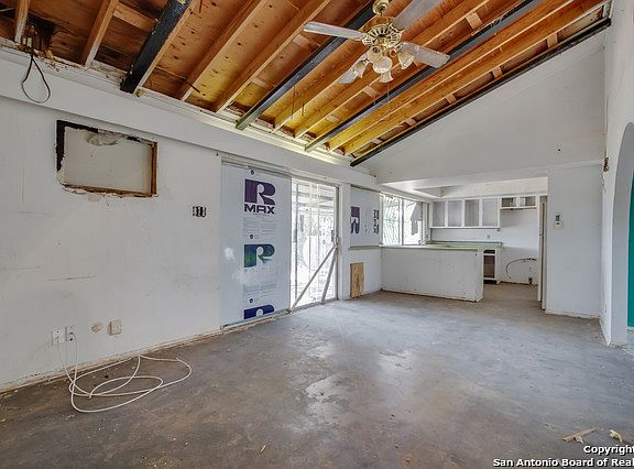 4th image of 5210 Castle Way Dr