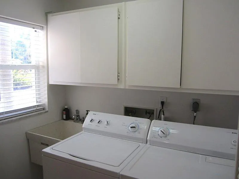 Building Photo - 555 Palm Cir E