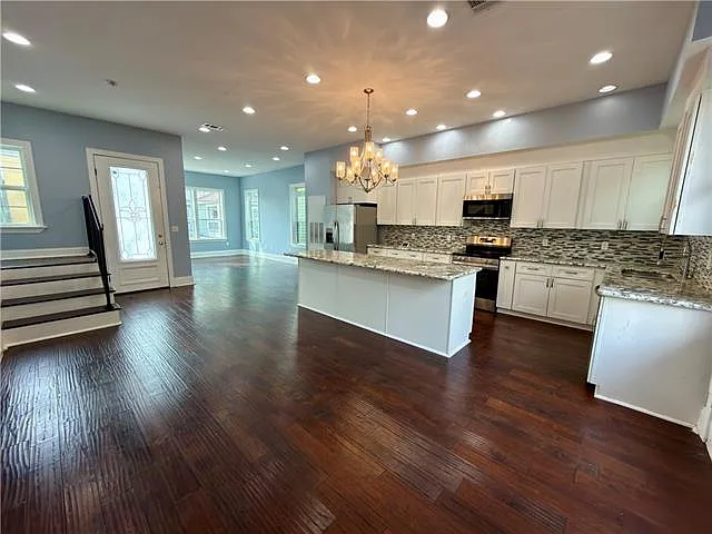 3 bed, 2.0 bath, 2124 sqft, $2,650 — Photo 3