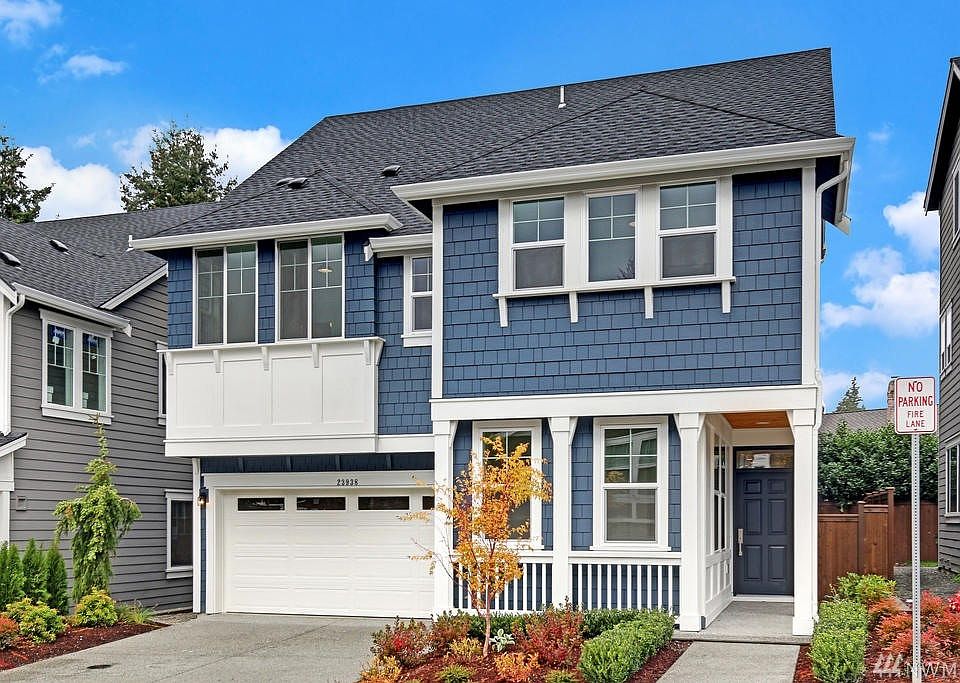 The BLANCHARD features 5 bd, 2.75 ba; great rm w/firelplace flanked by built-in shelving; dining rm; gourmet kitchen w/lrg center island w/built-in breakfast bar; luxurious master has tray ceiling & lrg master ba w/private water closet, soaking tub & separate shower; convenient main floor bd; enormous 3rd floor loft. 