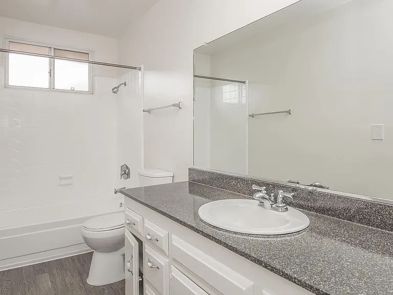 Castilian and Cordova Apartment Homes — Photo 38