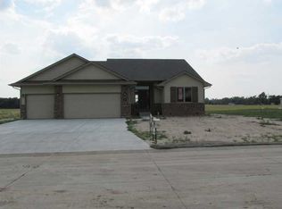 14 Bluestem Dr, Hutchinson, KS 67505