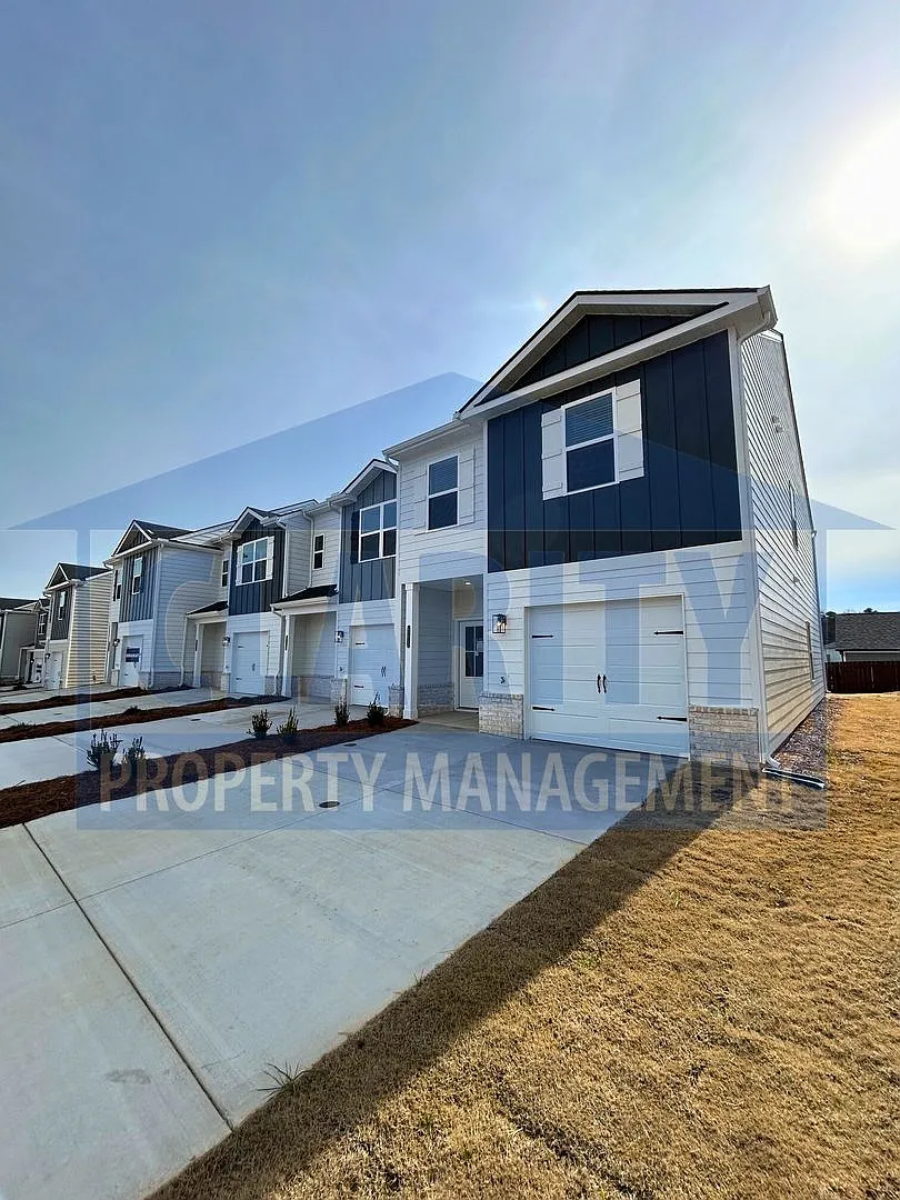 Newly built four bedroom townhome! — Photo 2