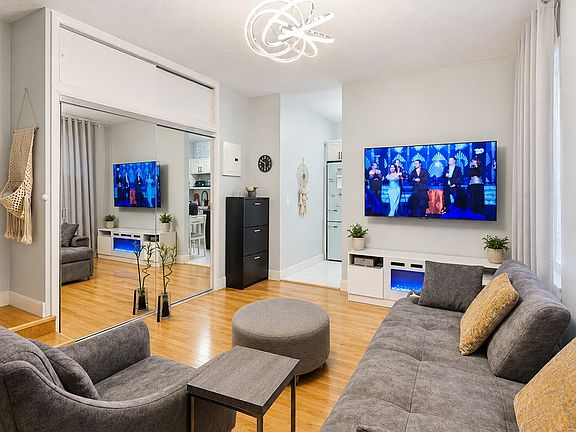 5th image of 2105 33rd St APT 1F