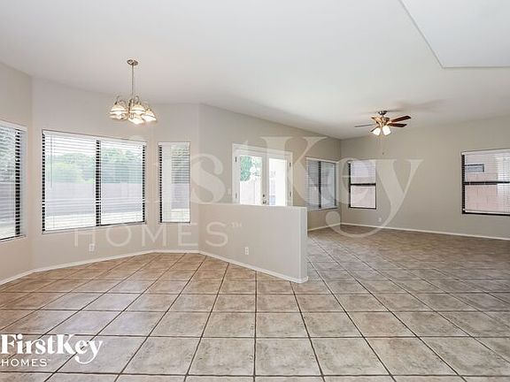 4th image of 2213 W Myrtle Dr