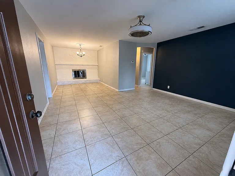 200 E Permian Dr — Photo 2