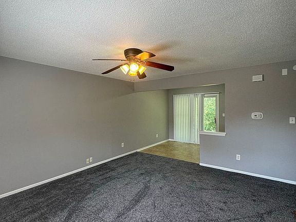 4th image of 300 NE Westwind Dr APT A