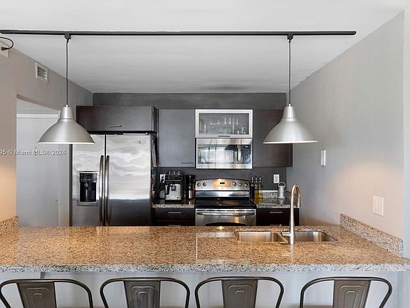 4th image of 600 NE 36th St APT 417
