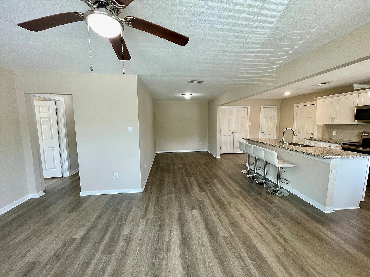 4 bed, 2.0 bath, 1692 sqft, $1,900 — Photo 4
