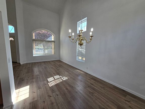 5th image of 2602 Overland Ave