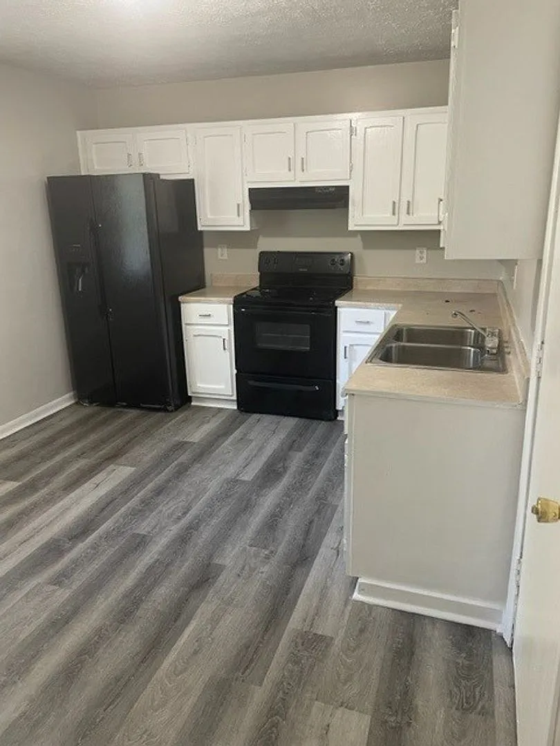 Incredible 3 Bedroom Home in Warren Township! — Photo 3