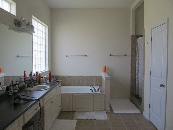 5th image of 28 Silver Bluff Dr