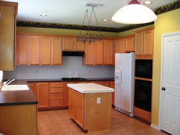 Large Accomodating Kitchen with Excellent Storage