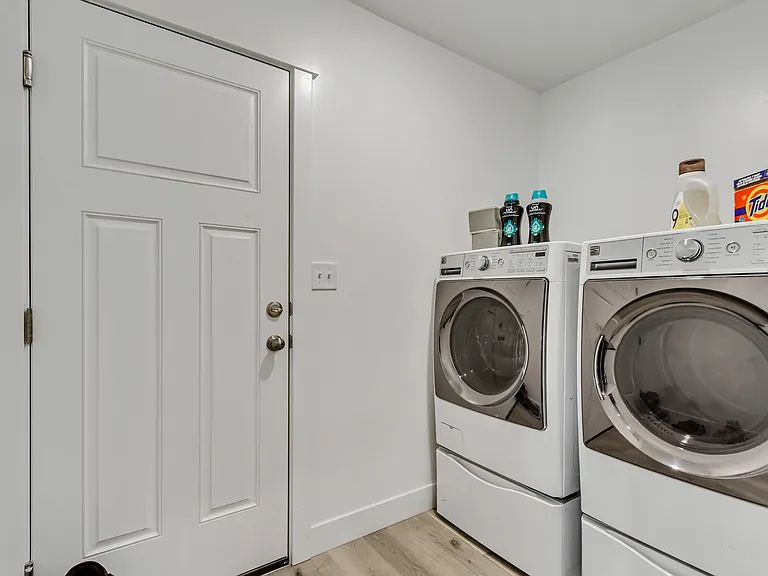 2299 E Woodbury Ln — Photo 15