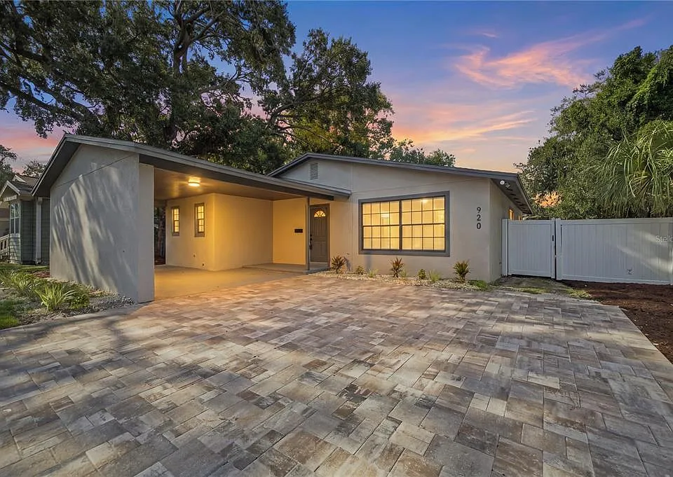 920 W Candlewood Ave