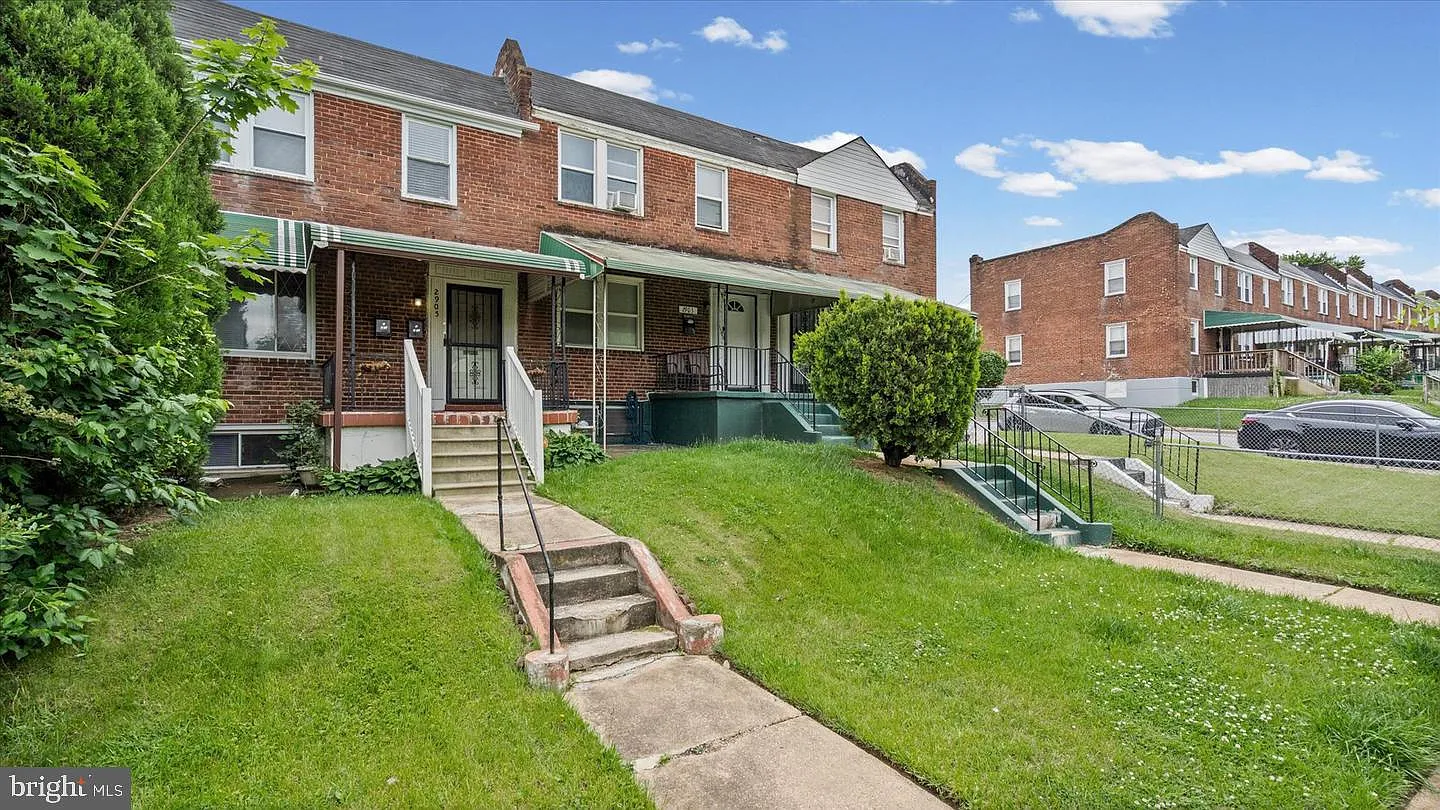 2905 E Federal St — Photo 2
