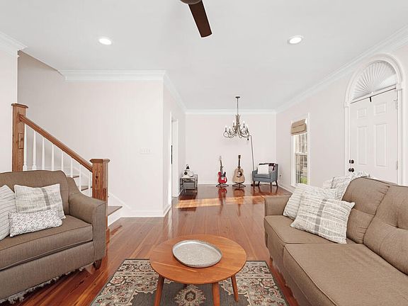 3rd image of 616 Russell Rd