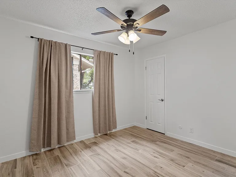 703 Huntingdon Pl — Photo 19