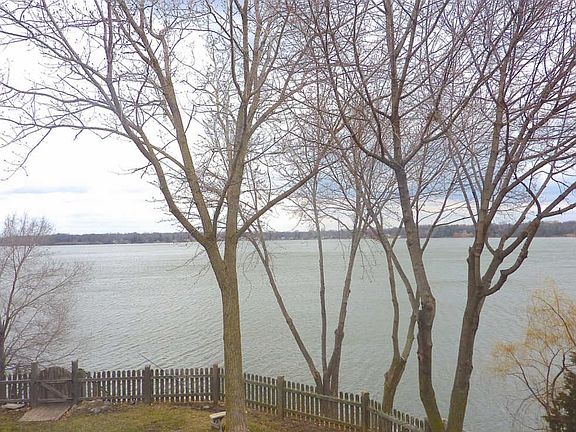 2nd image of 100 E Lake Shore Dr