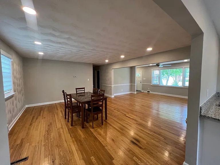 2725 Greendale Ave — Photo 5