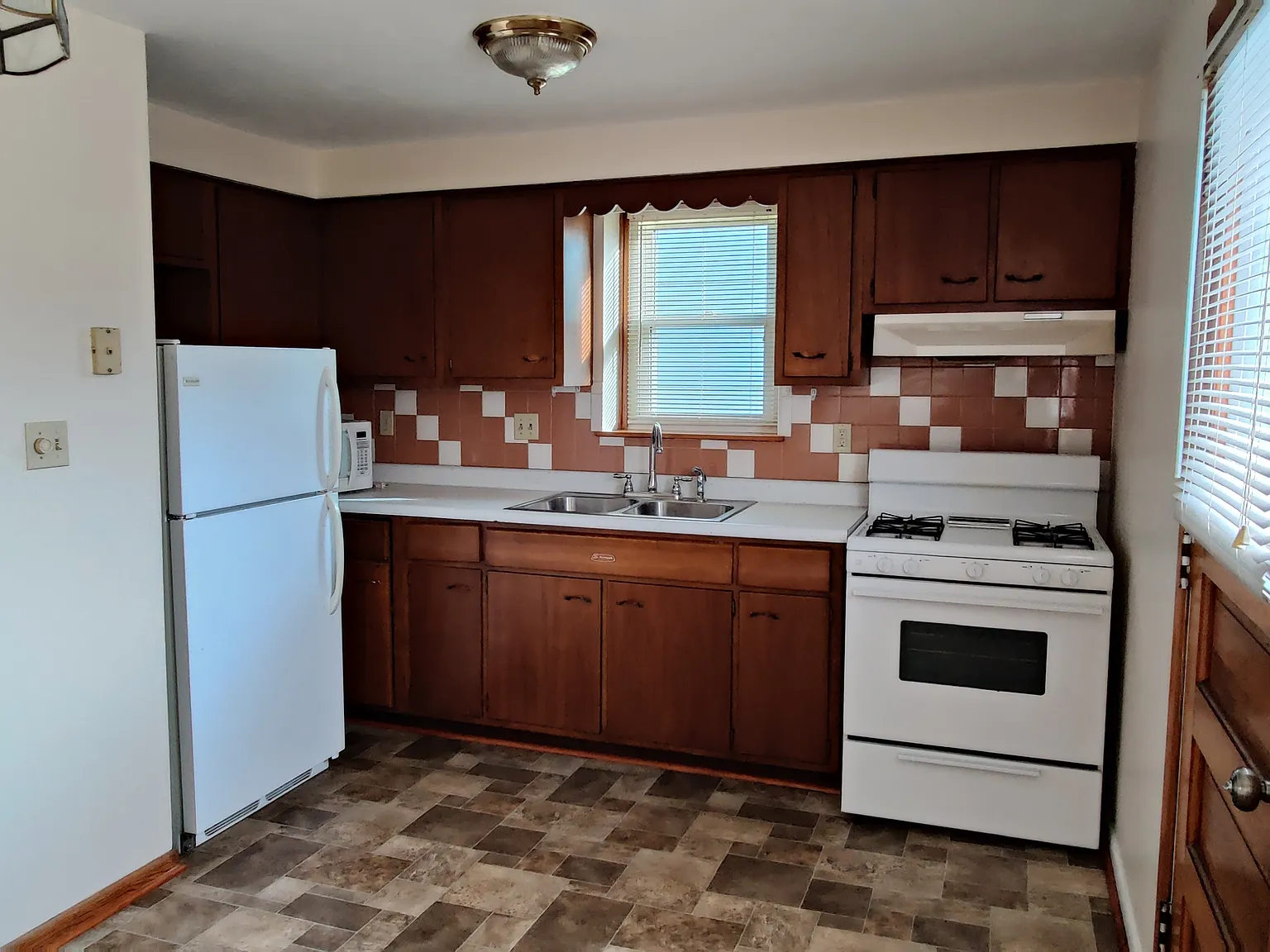 2 bed, 900 sqft, $1,000 — Photo 3