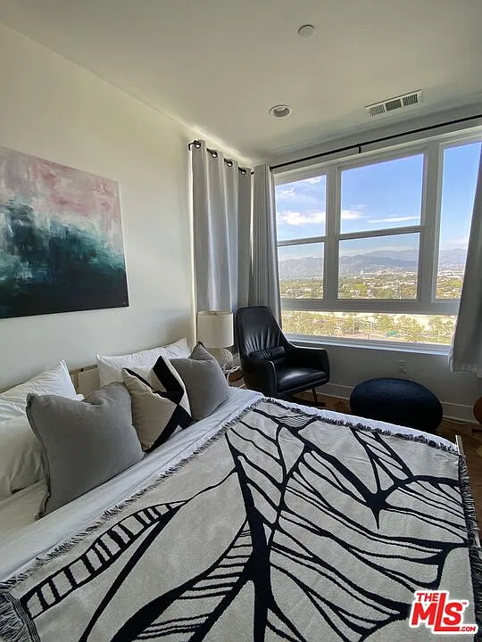 3 bed, 4.0 bath, 1910 sqft, $6,600 — Photo 3