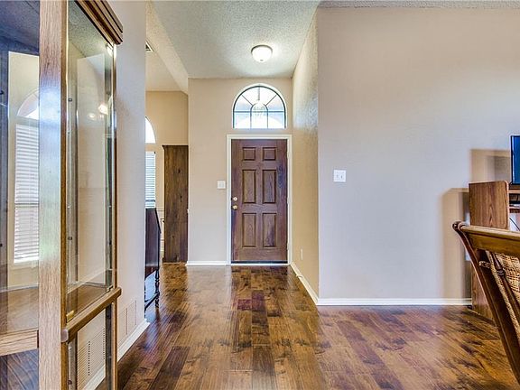 4th image of 915 Royal Oaks Dr