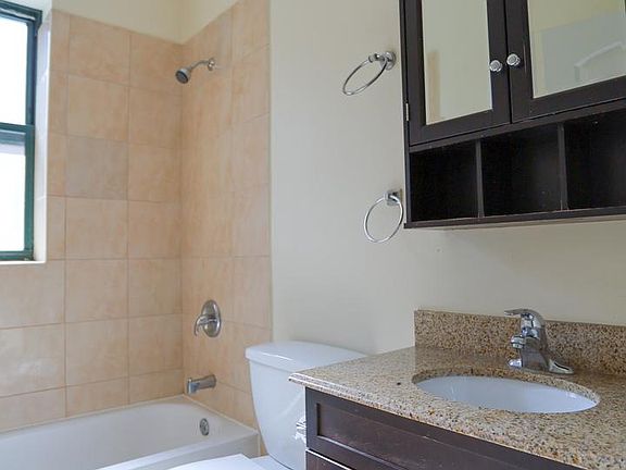 5th image of 845 W Cornelia Ave APT 1W