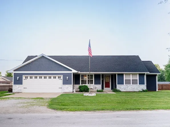 601 Dunlap Woods N, Sidney, IL 61877