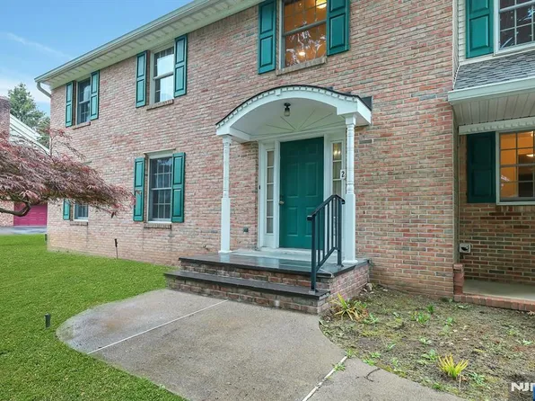 2 Rogers Ct, Midland Park, NJ 07432