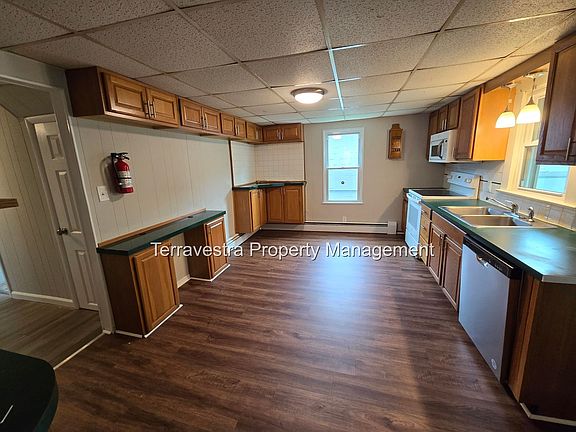 3rd image of 17 E Oak St #1