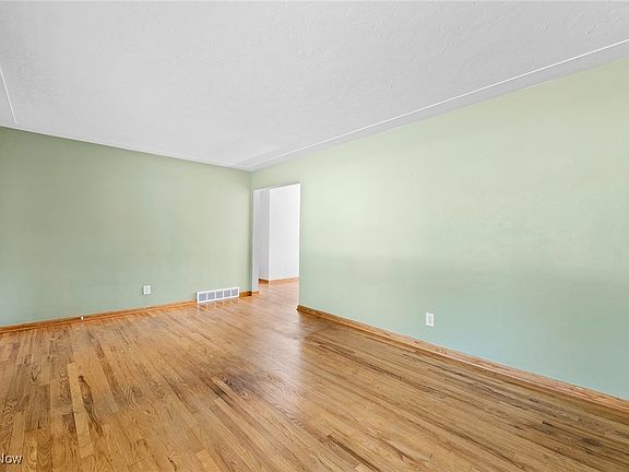 4th image of 633 Sherrie Ln