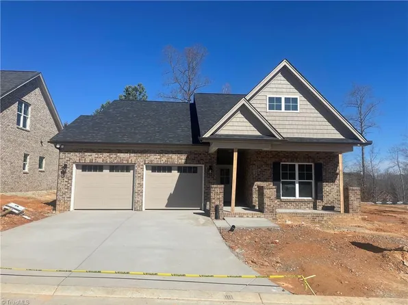 129 Castle Pond Dr, Winston Salem, NC 27107