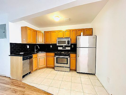 2nd image of 707 Dekalb Ave #2A