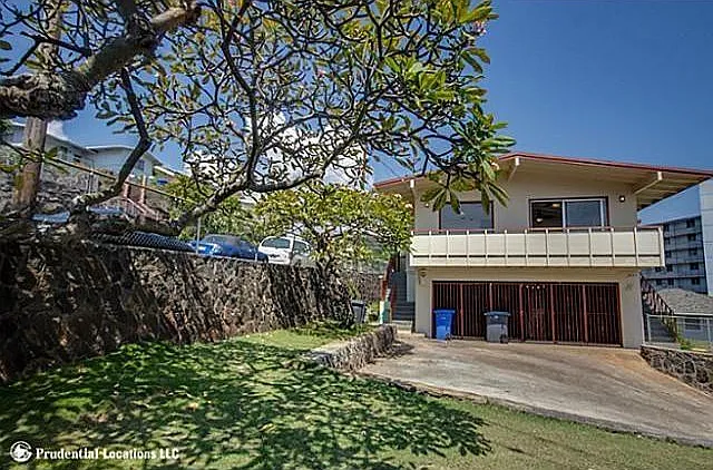 2033 Aupuni St